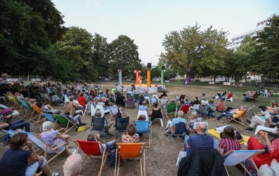 Hunderte Zuhörer verfolgten am Sonntagabend im Stadthallenpark das Konzert des junge Singer-Songwriters Chanin. Es war der Abschluss der diesjährigen Parksommer-Reihe. 