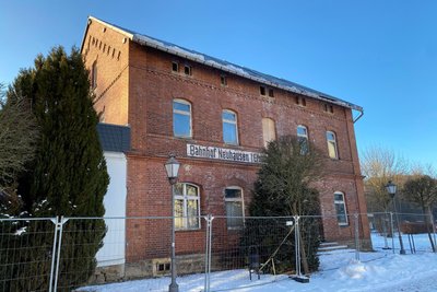 Das Bahnhofsgebäude von Neuhausen ist verwaist und baufällig. Foto: Heike Hubricht