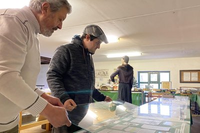 Letzte Handgriffe an der Sonderschau – Karl-Heinz Meyer (vorn) und Lukas Wolf arbeiten im Verein Hand in Hand.