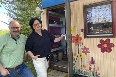 Glück kommt mit wenig Zutaten aus. Manchmal reicht schon ein gemeinsames Frühstück und ein ausgebauter Bauwagen – Gabi Krauthahn und Martin Löblein stehen davor.