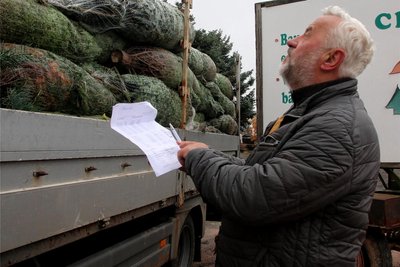 Seniorchef Bernd Roder vom Charlottenhof überprüft die Fuhre, die ins Vogtland zu Claudia Feustel geht.
