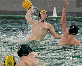 Leon-Paul Sauer (am Ball) erzielte im ersten Saison-Heimspiel der Zwickauer Wasserballer zwei Tore. Die Gastgeber mussten sich dem SC DHfK Leipzig allerdings knapp geschlagen geben. 