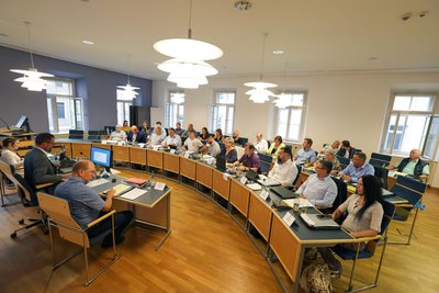 Im neuen Glauchauer Stadtrat, hier bei der Konstituierung im Augst 2024, soll es künftig keine Debatten mehr um die Elternbeitragserhöhung geben.
