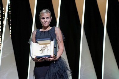 Julia Ducournau mit der "Goldenen Palme". 