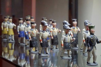 Drinnen verborgen: Traditionelle Figuren einer Bergparade.