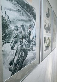 Nicht nur Motorräder, sondern auch Bilder und ein Video vermitteln Eindrücke vom Rennsportgeschehen.