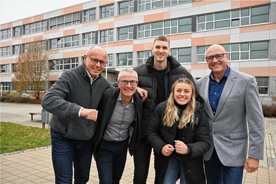 Sie stehen gut gelaunt auf dem Schulhof und stellvertretend für jahrelange erfolgreiche Arbeit an den Chemnitzer Sportschulen: Leichtathletik-Weltmeister Jens Carlowitz war hier einst Schüler, Torsten Kulakow leitet die Oberschule, Niners-Kapitän Jonas Richter hat hier Abitur gemacht, Turn-Europameisterin Emma Malewski hat das 2025 vor und Jörg Bretschneider ist Chef des Sportgymnasiums (von links).