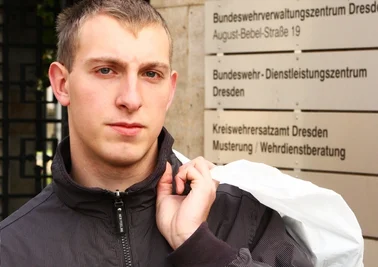 
              <p class="artikelinhalt">Benjamin Tobschall (19) vor seiner Musterung.</p>
            