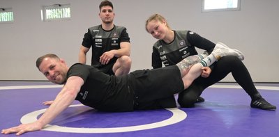Ein bisschen Spaß muss sein: Die aktuell erfolgreichsten Auer "Küken" Connor Sammet und Gerda Barth können sich mit ihrem Chefcoach Björn Schöniger auch mal locker machen - so wie bei dieser angedeuteten Beinschraube. Nicht nur die Junioren-DM meisterten beide jetzt sehr erfolgreich. 