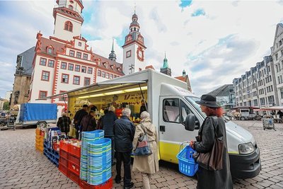 Von Dienstag bis Freitag steht der Verkaufswagen von "Käse-Maik" auf dem Chemnitzer Markt. Die Schlangen sind zum Teil sehr lang.