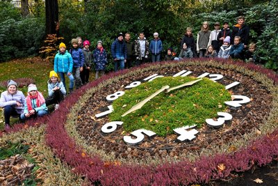 Die Klasse 4a der Eduard-Feldner-Grundschule Hainichen hat die Blumenuhr im Stadtpark umgestaltet.
