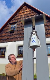 Ideengeber Wolfgang Braun hat vor seiner Werkstatt in Oberlochmühle eine Meißner Porzellanglocke installiert. 
