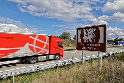 Das Daetz-Centrum Lichtenstein ist längst leer geräumt, trotzdem wird es nach wie vor an der A4 zwischen Glauchau Ost und Hohenstein-Ernstthal beworben. Und das wird wohl noch länger so bleiben. 