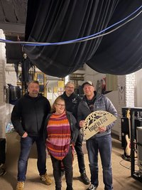 Plaudertaschen: Die Redakteure Tim Hofmann und Sara Thiel nach der Podcast-Aufnahme mit Bassist Holger Rockstroh (links) und Sänger Dirk Wölfl (rechts) im Proberaum der "Engel in Zivil".