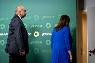 Grünen-Parteivorsitzenden Ricarda Lang (r) und Omid Nouripour verlassen eine Pressekonferenz in der Bundesgeschäftsstelle Bündnis 90/Die Grünen. Die Grünen-Spitze zieht nach den Misserfolgen der Partei bei mehreren Wahlen personelle Konsequenzen.