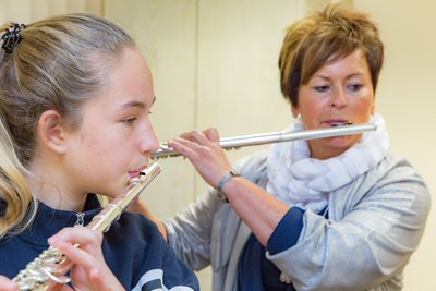 Beim Tag der offenen Tür in der Mittweidaer Musikschule können Instrumente ausprobiert werden.