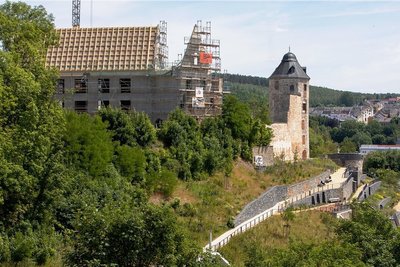 Für das neue Mehrzweckgebäude der BA auf dem Plauener Amtsberg wird die vorhandene historische Ruinenmauer des ehemaligen Schlosses mit einbezogen. Der neue Campus ergibt eine stadtprägende Ansicht.