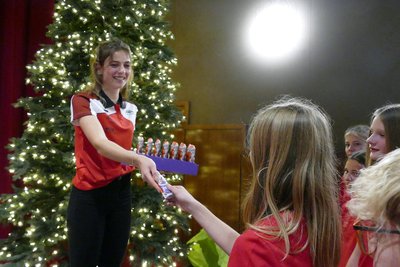 Bei der Weihnachtsfeier des LV 90 Erzgebirge sorgte Sophia Teicher für die Bescherung vieler Nachwuchssportler.