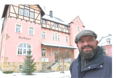 Neuhausens Bürgermeister Andreas Drescher (parteilos) sagt: „ Die Drogerie mit Postfiliale ist wichtig für den Ort, zumal ja nicht alle ein Auto haben.“
