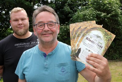 Philipp und Detlef Schürer bereiten gemeinsam mit Vereinen das Klosterfest vor.