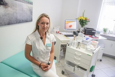 Dr. Daniela Elsner praktiziert seit 1. August in einer Praxisgemeinschaft mit ihrer Mutter Dr. Karin Elsner an der Bernhardstraße. Täglich melden sich Patienten, um einen Termin bei der Hautärztin zu bekommen.