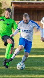 Ein packendes Duell lieferte sich in der Kreisliga der FSV Zwönitz zuhause gegen Lößnitz II. In dieser Szene versucht Luca Groß (l.) von den Gastgebern, Philip Leipner vom FCL den Ball abzujagen. 