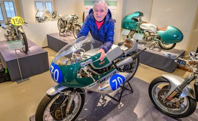 Rennsportlegende Heinz Rosner (83) mit seiner MZ RZ 300, mit der er bis 2019 noch regelmäßig Oldtimer-Rennen fuhr. Bis zu 260 Kilometer pro Stunde schafft die 160 Kilogramm schwere Maschine.
