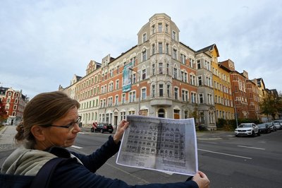 Das Eckhaus an der Zietenstraße 42 soll saniert werden. Sabine Hausmann von der Agentur Stadt Wohnen in Chemnitz zeigt alte Baupläne des Gebäudes, das 1909 auf dem Sonnenberg gebaut wurde. 