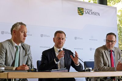Saßen bei der Pressekonferenz in Lichtenstein auf dem Podium: Landrat Carsten Michaelis (von li.), Ministerpräsident Michael Kretschmer und Wirtschaftsminister Dirk Panter.