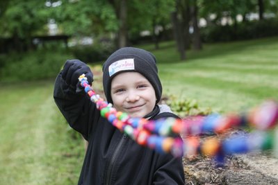 Bruno Müller mit einem kleinen Teil seiner Mutperlenkette. Jede der rund 1500 Perlen dokumentiert eine Behandlung wie Chemotherapie oder Bestrahlung im Laufe seines Kampfes gegen den Krebs.