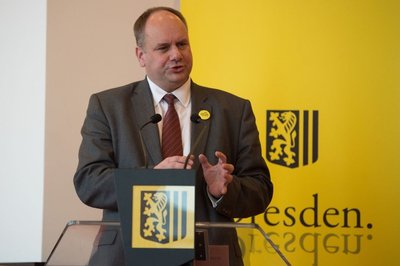 Dirk Hilbert (FDP), Oberbürgermeister von Dresden, spricht auf einer Pressekonferenz.