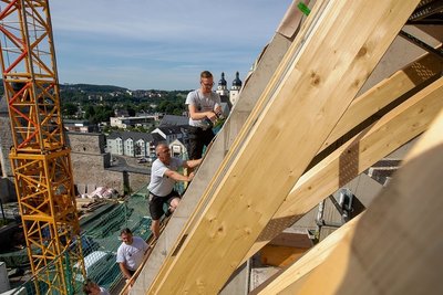 Hoch hinaus: Lucas Neidhardt, Ralf Reichel, Ralf Novotny und Sebastian Schmeller arbeiten in luftiger Höhe. Als das Foto entstand, brachte das Team die Dampfbremsbahn für eine luftdichte Gebäudehülle auf.
