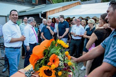 Glückwünsche für den künftigen CDU-Landrat Rico Anton (l.) bei der Wahlparty in Geyer. Dort war auch Landrat Frank Vogel (2. v. l.) . Dessen letzter Arbeitstag wird der 31. Juli sein. Rico Anton wird bis zur amtlichen Bestätigung sein Landtagsmandat begleiten, dann ist dort Sommerpause.