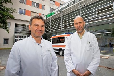 Marco Theilig (links) übernimmt als Chefarzt die Leitung der neuen Klinik für Lungenheilkunde, Schlafmedizin und Infektiologie. Jens Weise ist Chefarzt und Ärztlicher Direktor des Helios Vogtland-Klinikums. 