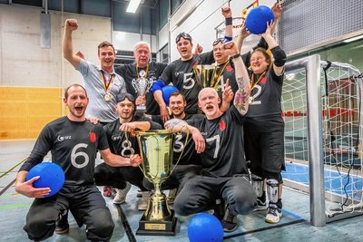 Hinter den Goalballern des Chemnitzer BC mit Oliver Hörauf, Philipp Schrader, Rouwen Schetelich, Felix Rogge (vorn v. l.), den Trainern Sascha Timaeus und Jürgen Müller sowie André Platen, Lars und Katrin Geithner (hinten v. l.) liegt die bisher erfolgreichste Saison. 