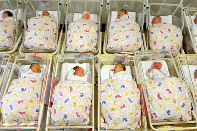 Babys liegen zusammen auf einer Neugeborenenstation: Bei der Namenswahl für den Nachwuchs lassen sich Erzgebirger einiges einfallen.