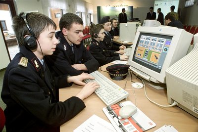Ein Foto aus dem Jahr 2000: Links Maik Ampft und neben ihm Jens Dietrich. Sie testen neue Computertechnik für die Ausbildung der Parkbahner.