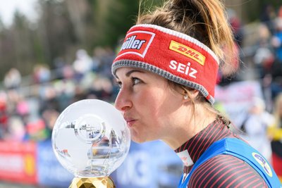 Erleichterung nach dem Herzschlagfinale und ein Küsschen für die nächste Kugel. Mit vier Punkten Vorsprung gewinnt Julia Taubitz den Gesamtweltcup.