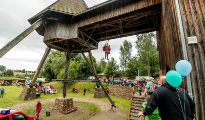 Mitglieder der Grubenwehr vom Standort Aue der Wismut GmbH zeigen bei einer Schauübung, wie eine hilflose Person mit Seiltechnik gerettet werden kann. 