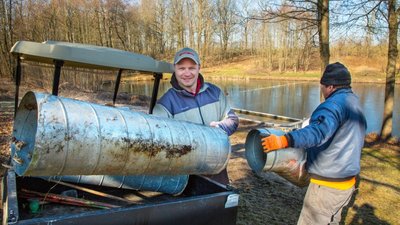 Frank Buschbeck vom Naturbad (links) lädt mit Bauarbeiter Peter Alexander Barthel Röhren vom Anhänger. Darin wird der Beton für den Unterbau der Terrasse gegossen. Vor die Terrasse kommt eine Sauna. Sie entsteht aus einem alten Bauwagen und soll Panoramafenster bekommen. 