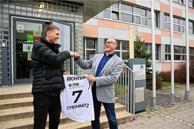 Verstehen sich blendend: Ex-Schüler und Niners-Kapitän Jonas Richter überreichte seinem ehemaligen Schulleiter Jörg Bretschneider ein Trikot.