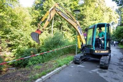 Ein gepanzerter Bagger ist im Einsatz. 