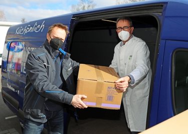 Volker Hoff (rechts), Inhaber der Flora-Apotheken in Werdau, übergibt an Cornelius Pleser Verbandsmaterial, Infusionslösungen und Schmerzmedikamente für ein Krankenhaus nahe Kiew. 