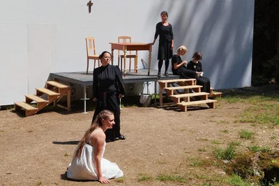 Szene aus der „Bluthochzeit“ mit Lea Gerch (vorn) und Yvonne Deglau als verbitterter Mutter.