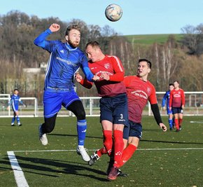 SSV-Stürmer Louis Blüher (l.) legte am Sonntag das 1:0 für seine Wiederauer auf. Am Ende jubelten aber die Großwaltersdorfer Sandro Faßke (M.) und Oliver Petermann über das Weiterkommen im Pokal. 