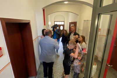 Das niederländische TV-Team interviewte in Neuhausen im Erzgebirge die Familie Bron und Bürgermeister Andreas Drescher.