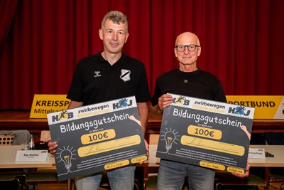Die HSG Neudorf/Döbeln, hier mit Tino Hannß (l.), und der VfA Rochlitzer Berg mit Pedro Hartig wurden als die Vereine ausgezeichnet, die im vergangenen Jahr den größten Mitgliederzuwachs zu verzeichnen hatten. Ein Vertreter der HSG Freiberg fehlte, dort wird die Ehrung nachgeholt.