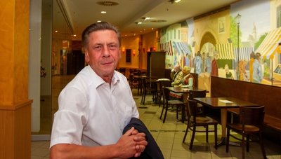 Center-Manager Holger Kappei kann es kaum erwarten, bis das neue Mobiliar den derzeit recht dunklen Gastronomiebereich aufhübschen wird. 