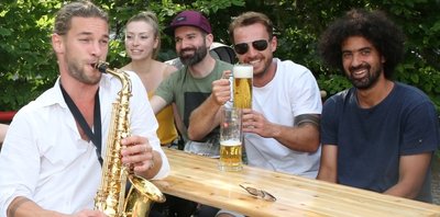 Musiker Justus Friedrich Schlät alias Ju von Dölzschen (l.) hatte schon am frühen Abend Spaß. 