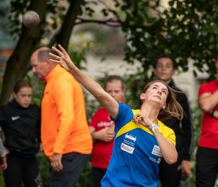Luise Schmidt (U 16) von der LG Mittweida stieß die Kugel auf 11,20 m und gewann Silber. Im Diskuswerfen gab es für 30,46 m sogar Gold.